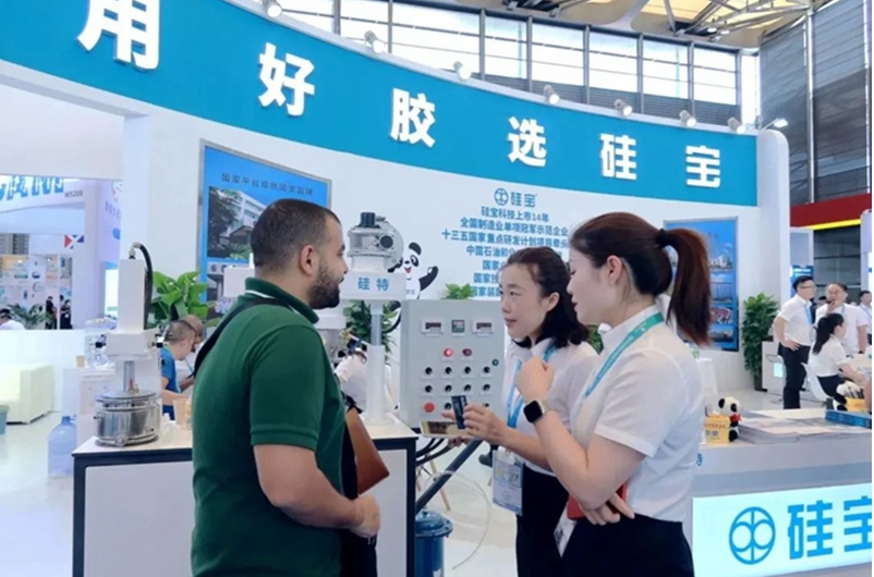 此外，硅寶科技還展示了硅烷偶聯(lián)劑和專業(yè)制膠設(shè)備，這些展品也受到了專業(yè)觀眾的熱切關(guān)注。展會(huì)現(xiàn)場(chǎng)，各業(yè)內(nèi)知名專家和領(lǐng)導(dǎo)紛紛蒞臨硅寶展臺(tái)慰問，并鼓勵(lì)硅寶繼續(xù)在有機(jī)硅密封膠行業(yè)中發(fā)揮引領(lǐng)作用。