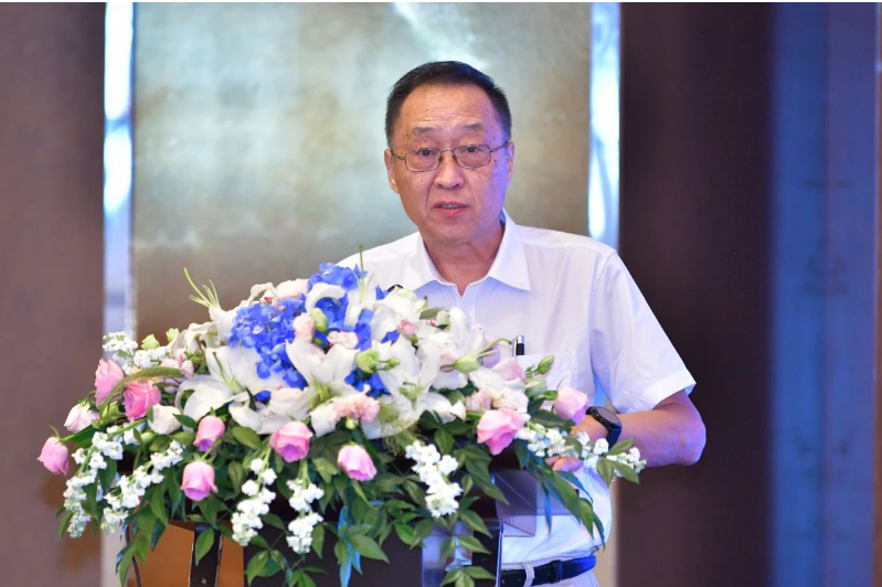 在會(huì)議開幕環(huán)節(jié)，商務(wù)部流通業(yè)發(fā)展司原司長(zhǎng)鄭文和中國(guó)電子節(jié)能技術(shù)協(xié)會(huì)理事長(zhǎng)、工業(yè)和信息化部節(jié)能司與綜合利用司原副司長(zhǎng)黃建忠發(fā)表了開幕致辭，強(qiáng)調(diào)了中國(guó)在輪胎循環(huán)利用領(lǐng)域的發(fā)展重要性。