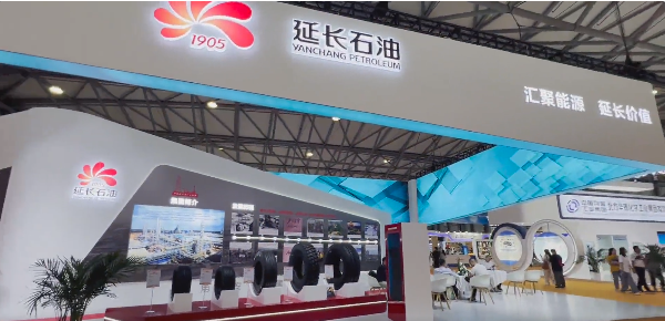 本次展覽會吸引了眾多橡膠行業(yè)的參展企業(yè)，其中陜西延長石油西北橡膠有限公司也受邀參展，他們的展區(qū)匯集了各類橡膠制品，包括子午線輪胎和飛機(jī)輪胎等。這些產(chǎn)品的獨(dú)特之處在于它們是由該公司自主研發(fā)和生產(chǎn)的，因此備受觀眾關(guān)注。