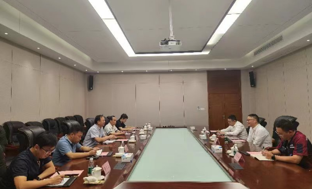 隨后，調(diào)研組一行召開了座談會(huì)，圍繞浦林成山近幾年遭受國(guó)外貿(mào)易救濟(jì)調(diào)查、應(yīng)對(duì)國(guó)際貿(mào)易摩擦的情況進(jìn)行交流和探討，指導(dǎo)企業(yè)如何應(yīng)對(duì)國(guó)際貿(mào)易摩擦，幫助開拓國(guó)際市場(chǎng)，規(guī)避貿(mào)易風(fēng)險(xiǎn)。