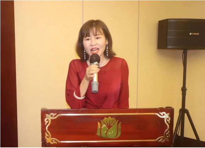 在儀式上，研究院執(zhí)行院長王敬向與會嘉賓詳細介紹了研究院的發(fā)展規(guī)劃和核心價值。他指出，當前國內(nèi)涂料市場面臨著內(nèi)卷的“死循環(huán)”，要打破這一局面需要涂料上下游產(chǎn)業(yè)技術(shù)人員的共同努力，需要環(huán)境友好型涂裝產(chǎn)品的革新機會，以及有信心的破局者的合作。研究院的核心價值包括為用漆企業(yè)提供整體涂裝解決方案、常態(tài)化技術(shù)交流會以及產(chǎn)業(yè)鏈融合，共同推動新技術(shù)、新產(chǎn)品、新應(yīng)用等方面的發(fā)展，解決環(huán)保替代或制約問題。