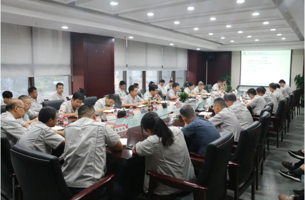 陜西延長(zhǎng)石油西北橡膠有限公司于9月11日召開了9月份的工作對(duì)接會(huì)。會(huì)議由西橡公司副總經(jīng)理寧博主持，西橡公司總經(jīng)理兼黨委副書記張航偉也出席并發(fā)表講話。與會(huì)的還包括西橡公司領(lǐng)導(dǎo)班子成員和各單位各部門負(fù)責(zé)人。