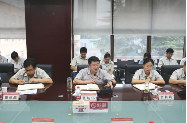 同時(shí)，會(huì)議強(qiáng)調(diào)了加快深化改革的步伐，通過(guò)頂層設(shè)計(jì)與基層探索相結(jié)合，制定改革計(jì)劃，解決體制機(jī)制問(wèn)題。還強(qiáng)調(diào)了黨建和生產(chǎn)經(jīng)營(yíng)的深度融合，通過(guò)主題教育等方式，推動(dòng)黨員干部發(fā)揮模范帶頭作用，關(guān)心員工生活，確保各項(xiàng)任務(wù)的順利實(shí)施。