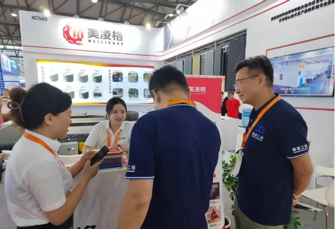 展會期間，眾多參觀者對美凌格的輪胎傳送帶解決方案給予了高度評價?？蛻艏娂姳硎?，美凌格的先進技術和創(chuàng)新產(chǎn)品為生產(chǎn)線的運作提供了更高效的解決方案，使他們在提高生產(chǎn)效率的同時，降低了成本和資源浪費。