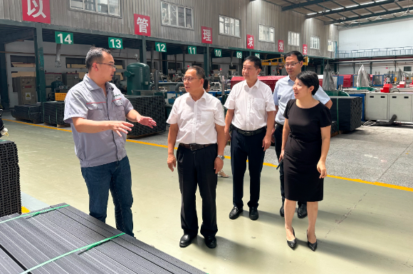 在考察過程中，代表團還訪問了多家塑料企業(yè)，其中包括了杭州明象科技有限公司、浙江中財型材有限責任公司以及浙江同正管道技術有限公司等。他們與企業(yè)高層進行了座談，了解了企業(yè)的發(fā)展歷程、產品研發(fā)、市場拓展和主要客戶情況。同時，代表團也提供了專業(yè)意見和建議，鼓勵企業(yè)參與更多行業(yè)活動，拓展品牌形象，并加強與協(xié)會的合作。