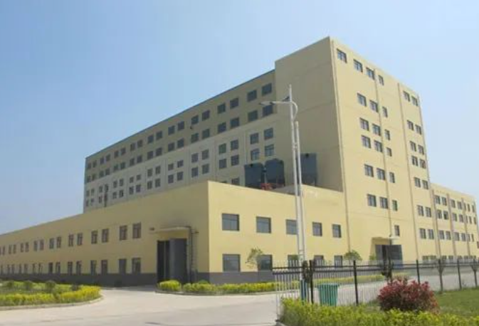 吉馳輪胎成立于2011年，總部位于中國(guó)安徽蚌埠懷遠(yuǎn)經(jīng)濟(jì)開(kāi)發(fā)區(qū)，占地1000畝。公司專注于高性能半鋼子午線輪胎的研發(fā)、生產(chǎn)和銷(xiāo)售，項(xiàng)目總投資30億元，設(shè)計(jì)產(chǎn)能1200萬(wàn)套。公司擁有國(guó)內(nèi)外一流的研發(fā)、生產(chǎn)、檢測(cè)設(shè)備，所有主要設(shè)備均來(lái)自歐盟、日本等國(guó)的進(jìn)口。