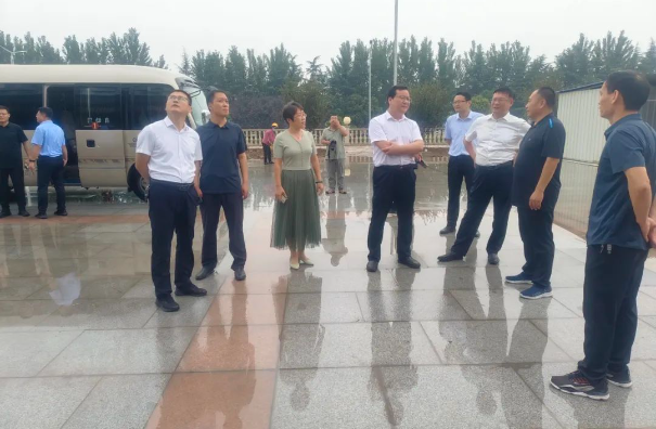 王琪華首先蒞臨諸城涌安橡膠工程輪胎建設(shè)項(xiàng)目，仔細(xì)聆聽了項(xiàng)目負(fù)責(zé)人的介紹，詳細(xì)了解了各個(gè)項(xiàng)目的進(jìn)展情況，全面了解了項(xiàng)目中遇到的問(wèn)題。隨后，與現(xiàn)場(chǎng)人員一起深入討論，共同探討解決項(xiàng)目推進(jìn)中的難題。