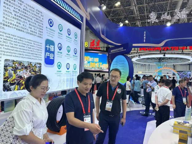 二十三屆中國國際投資貿(mào)易洽談會在福建廈門順利舉行，吸引了來自世界各地的企業(yè)參展。在這個盛大的國際活動上，山東省唯一受邀的輪胎企業(yè)，華盛橡膠，閃耀登場，向觀眾展示了其最新的創(chuàng)新產(chǎn)品。