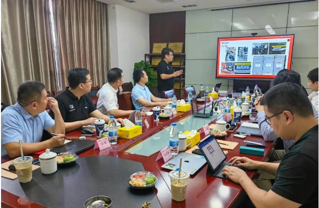 會議伊始，就利得系服務(wù)商上半年銷售復(fù)盤總結(jié)，從批發(fā)渠道、零售渠道、定價策略和品牌運(yùn)營等多個角度進(jìn)行了深入分析。利得系目前在發(fā)展中面臨一些挑戰(zhàn)和難題，雙方進(jìn)行了原因分析，并共同探討了解決問題的策略和措施。