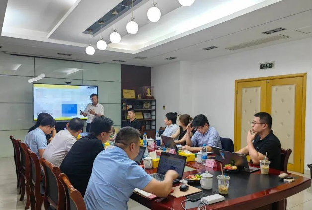 長期以來，住友橡膠與利得體系保持著緊密的合作伙伴關(guān)系，已經(jīng)合作超過20年。這次會議再次強(qiáng)調(diào)了雙方對鄧祿普品牌的深厚情感和堅定信念。在當(dāng)前行業(yè)發(fā)展面臨困難的時刻，雙方高層的決心和合作精神將有助于解決當(dāng)前的挑戰(zhàn)，開創(chuàng)更加光明的未來。