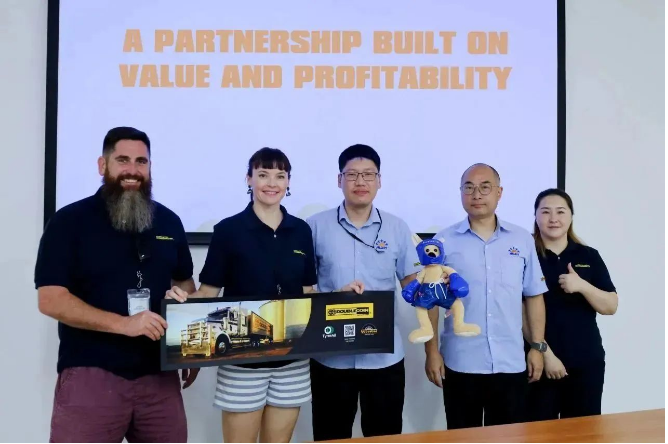 雙錢公司還表示，通過與各國客戶的密切合作，他們將更好地了解國際市場的新趨勢，持續(xù)優(yōu)化產(chǎn)品設(shè)計和制造流程，根據(jù)客戶需求改進(jìn)產(chǎn)品質(zhì)量和服務(wù)，為海外銷售打下堅(jiān)實(shí)的基礎(chǔ)。這次訪問為雙錢和Tyres4U之間的合作關(guān)系注入了新的活力，也為雙錢在全球市場上的發(fā)展提供了更多機(jī)遇。