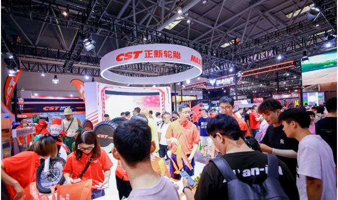 除了產(chǎn)品展示，正新輪胎還在展會現(xiàn)場舉辦了摩托車行業(yè)達(dá)人訪談會、互動(dòng)小游戲以及DJ電音SHOW等趣味活動(dòng)，為參展嘉賓營造了極佳的觀展體驗(yàn)，吸引了眾多參展觀眾的駐足參與，展位氛圍十分熱烈。