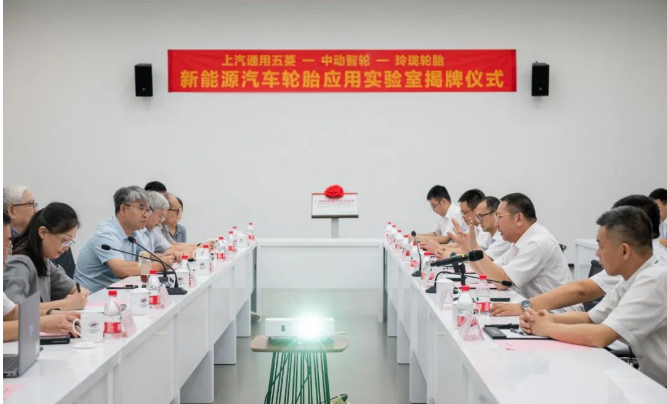 與上汽通用五菱密切合作的合作伙伴之一，玲瓏輪胎也在汽車產(chǎn)業(yè)中扮演著重要的角色。他們多年來一直致力于提高零部件的質(zhì)量，以滿足客戶對高品質(zhì)和高性能輪胎的需求。這些努力得到了全球60多家汽車廠的認(rèn)可，使其成為中國輪胎行業(yè)的佼佼者。