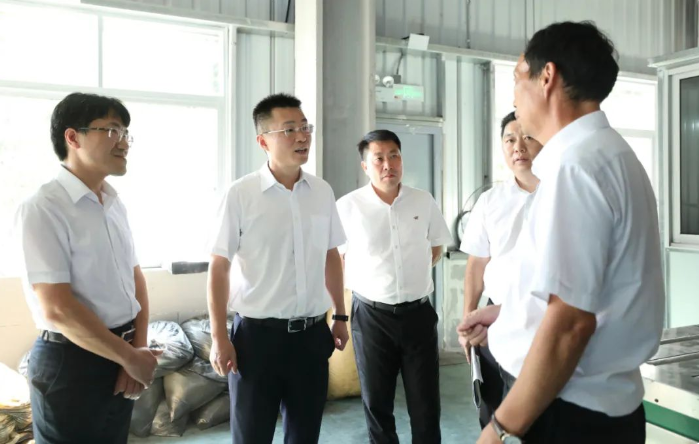 浙江省臺州市三門縣委書記陳曦一行前往珠岙鎮(zhèn)，就橡膠行業(yè)的優(yōu)化提升工作展開深入調(diào)研。此次行動旨在進(jìn)一步充分發(fā)揮三門縣在橡膠資源方面的優(yōu)勢，將其轉(zhuǎn)化為可持續(xù)發(fā)展的競爭優(yōu)勢。