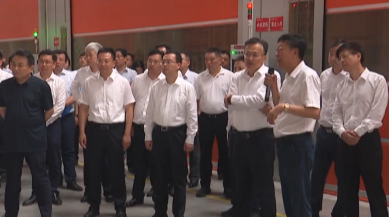 近日，江蘇省制造業(yè)智能化改造數(shù)字化轉(zhuǎn)型工作推進(jìn)會在宿遷召開，會前胡廣杰副省長、劉浩市長及省工信廳、發(fā)改委、科技廳等領(lǐng)導(dǎo)一行參觀了江蘇三元輪胎有限公司全鋼子午線輪胎智慧工廠。