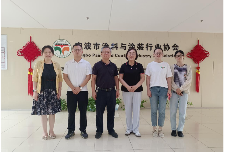 此外，童鴻根秘書長一行還參觀了寧波涂協(xié)的工作展示墻、榮譽(yù)墻和檔案管理區(qū)，深入了解了協(xié)會(huì)的整體情況以及秘書處的日常工作動(dòng)態(tài)，對(duì)寧波涂協(xié)的工作管理給予了高度贊賞。