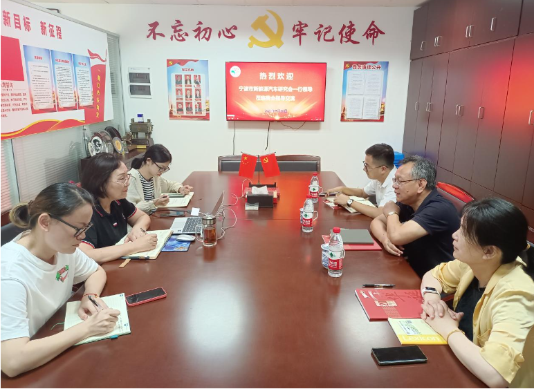 為促進(jìn)不同行業(yè)協(xié)會(huì)之間的交流與合作，共同提升服務(wù)會(huì)員企業(yè)的能力，寧波市新能源汽車研究會(huì)代表團(tuán)于9月20日蒞臨寧波市涂料與涂裝行業(yè)協(xié)會(huì)，展開深入交流。
