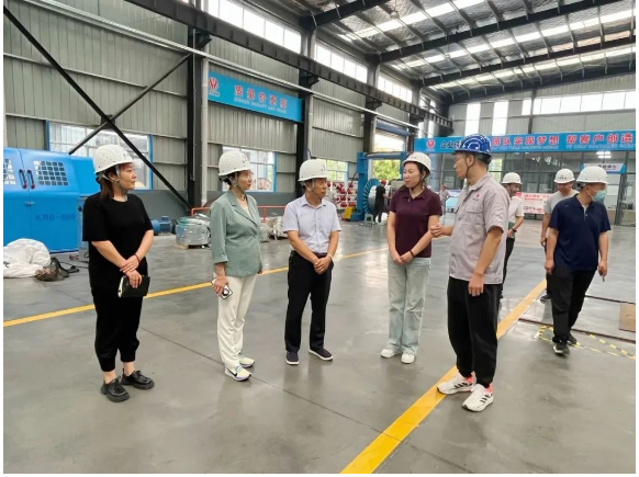 焦作市政府高層代表團(tuán)于9月20日蒞臨河南華東電纜股份有限公司，對其二期重點項目建設(shè)情況進(jìn)行了深入調(diào)研。本次代表團(tuán)成員包括焦作市人大財經(jīng)委主任畢明奇、市發(fā)改委副主任景國紅等，與之同行的還有修武縣發(fā)改委副主任付英祖、經(jīng)開區(qū)黨工委委員、科技和人力資源局局長王愛萍等政府官員。華東電纜外聯(lián)副總青炎飛陪同進(jìn)行了調(diào)研。