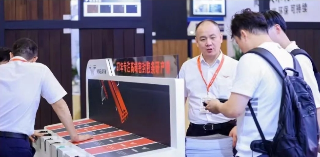 據(jù)了解，榮基公司在本次展會(huì)上展示了一系列密封膠條產(chǎn)品，包括TPV三復(fù)合膠條、三元乙丙膠條、氯丁橡膠膠條和硅膠膠條等，這些產(chǎn)品廣泛應(yīng)用于門(mén)窗幕墻、家用電器、光伏等多個(gè)領(lǐng)域，為高品質(zhì)生活提供全方位的支持。