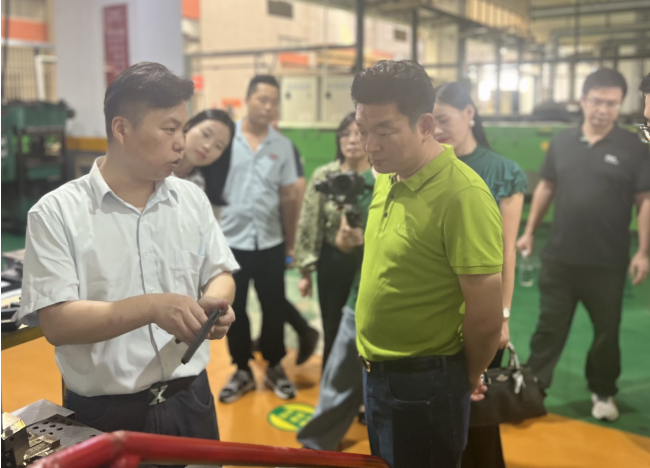 榮基塑料制品有限公司一直以來(lái)致力于創(chuàng)新和卓越，為門窗行業(yè)提供高品質(zhì)的密封膠條產(chǎn)品。在曾奎會(huì)長(zhǎng)的引領(lǐng)下，走訪團(tuán)成員深入?yún)⒂^了榮基公司的智能化車間。2022年底，榮基對(duì)其煉膠中心進(jìn)行了全面煥新升級(jí)，引進(jìn)了全自動(dòng)上輔機(jī)和下落式密煉機(jī)混煉膠系統(tǒng)，并植入了自動(dòng)化管理系統(tǒng)，這不僅進(jìn)一步提高了產(chǎn)能，也徹底提升了企業(yè)的智能化管理水平。
