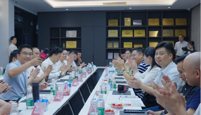 此次考察活動(dòng)不僅讓廣東省門窗協(xié)會(huì)的成員們更深入地了解了榮基密封膠條的研發(fā)和生產(chǎn)過(guò)程，也讓他們深切感受到了榮基26年來(lái)一直堅(jiān)持的“以技術(shù)取勝”的初心。高質(zhì)量發(fā)展已經(jīng)成為時(shí)代主題，門窗行業(yè)的提升也是不可逆轉(zhuǎn)的趨勢(shì)。榮基愿與門窗企業(yè)攜手同行，共同為人們提供更高品質(zhì)的生活保障。