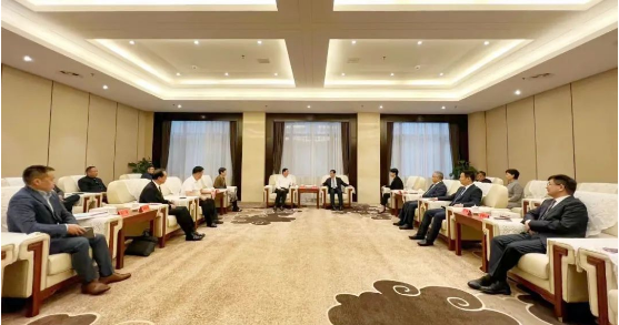 濮陽市委書記萬正峰在2023亞太涂料產(chǎn)業(yè)發(fā)展大會(huì)召開前夕會(huì)見了涂料行業(yè)的重要人物。與會(huì)者包括中國(guó)涂料工業(yè)協(xié)會(huì)會(huì)長(zhǎng)劉普軍、名譽(yù)會(huì)長(zhǎng)孫蓮英，以及來自多家涂料企業(yè)的高層代表。會(huì)議旨在加強(qiáng)合作關(guān)系，共同探討涂料產(chǎn)業(yè)的發(fā)展前景。