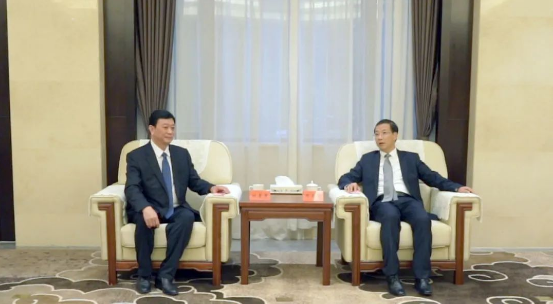 萬正峰書記在會(huì)見中指出，濮陽市地理位置優(yōu)越，是豫東北地區(qū)的重要中心城市之一。近年來，濮陽市積極推動(dòng)產(chǎn)業(yè)升級(jí)和轉(zhuǎn)型發(fā)展，形成了以石油化工、裝備制造、食品加工等為主導(dǎo)的產(chǎn)業(yè)體系。涂料產(chǎn)業(yè)作為其中的重要分支，正蓬勃發(fā)展。中國(guó)·濮陽綠色涂料產(chǎn)業(yè)園作為全國(guó)首家綠色涂料產(chǎn)業(yè)園，已吸引了眾多知名企業(yè)如展辰、東方雨虹、三棵樹、立邦等入駐，展現(xiàn)出廣闊的發(fā)展前景。