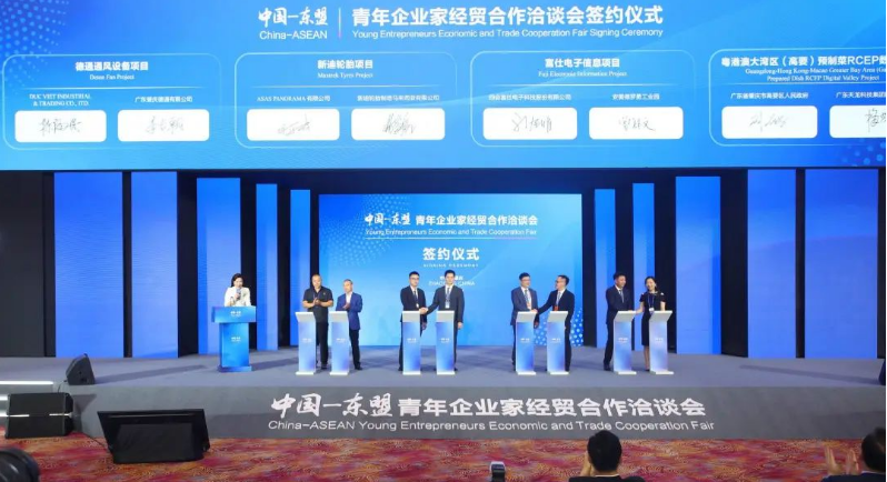 據(jù)了解，新迪輪胎項(xiàng)目計(jì)劃投資高達(dá)20億元人民幣，將在馬來西亞彭亨州馬中關(guān)丹產(chǎn)業(yè)園內(nèi)興建一個(gè)面積超過700,000平方米的工業(yè)4.0工廠。該工廠將主要專注于生產(chǎn)和銷售乘用車子午線輪胎(PCR)、輕卡子午線輪胎(LTR)以及客貨車子午線輪胎(TBR)。這一重大合作項(xiàng)目由駿鴻實(shí)業(yè)有限公司的子公司投資建設(shè)，目前已順利啟動(dòng)，為雙方帶來了共贏的機(jī)會(huì)。
