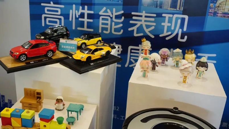 其中，與故宮聯(lián)名的三棵樹展示了中國漆和中國色的魅力，立邦則以科技創(chuàng)新和低碳發(fā)展為主題展示了裝配式節(jié)能裝飾一體化解決方案。紫荊花全方位展示了其品牌及產(chǎn)品實力，包括家裝涂料、工程涂料、藝術(shù)涂料、玩具涂料、家具涂料、防腐涂料等。