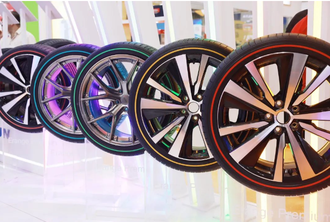 其中，在乘用車輪胎方面，SAILUN Erange Premium私人定制彩邊胎、SAILUN PD11漂移比賽用胎、ROADX品牌 RXQUEST AT21全地形越野輪胎、ROADX品牌RXMOTION U11新升級缺氣保用輪胎、BLACKHAWK HV81靜音棉輪胎、BLACKHAWK品牌HISCEND-H HV61城市越野輪胎、DYNAMO品牌STREET-H MU71超高性能轎車輪胎、ROVELO品牌Mo<i></i>ntare HT RV08 城市公路越野輪胎等紛紛亮相。特別是彩邊胎，采用了EcoPoint3技術，被業(yè)內譽為突破性的技術創(chuàng)新，不僅縮短了剎車距離和降低輪胎噪音，還提高了車輛續(xù)航里程，為現(xiàn)場觀眾帶來了一場技術盛宴。