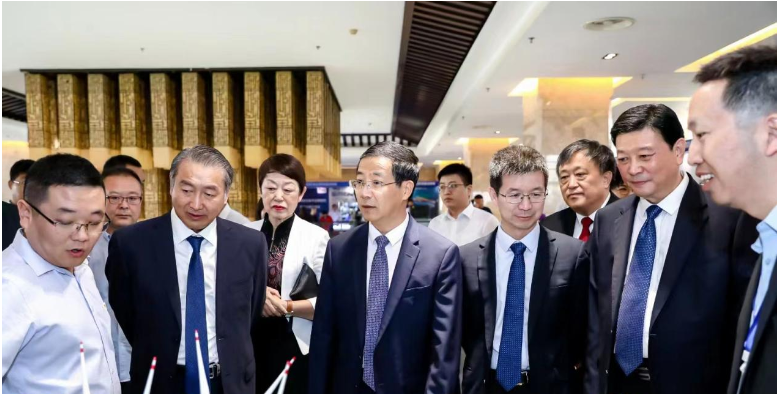 此次大會匯聚了國內(nèi)外知名企業(yè)代表，充分體現(xiàn)了高端化和國際化。各國涂料行業(yè)領(lǐng)袖也分享了各自國內(nèi)涂料市場的現(xiàn)狀和經(jīng)濟(jì)社會發(fā)展趨勢。同時(shí)，會議還聚焦輻射固化涂料、仿生涂層材料等領(lǐng)域的最新發(fā)展現(xiàn)狀，為涂料產(chǎn)業(yè)的可持續(xù)發(fā)展提供了寶貴經(jīng)驗(yàn)。