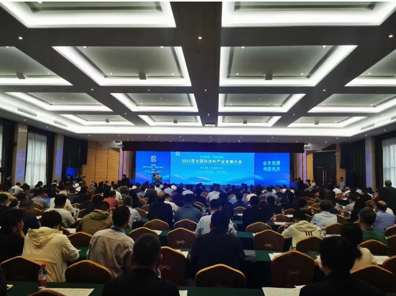 近日，濮陽市舉辦的2023亞太國際涂料產(chǎn)業(yè)發(fā)展大會在濮陽迎賓館盛大舉行。本次大會的主題定為“合作發(fā)展，共塑未來”，吸引了近400位來自國內(nèi)外涂料行業(yè)的專家學(xué)者、企業(yè)代表以及政府官員。