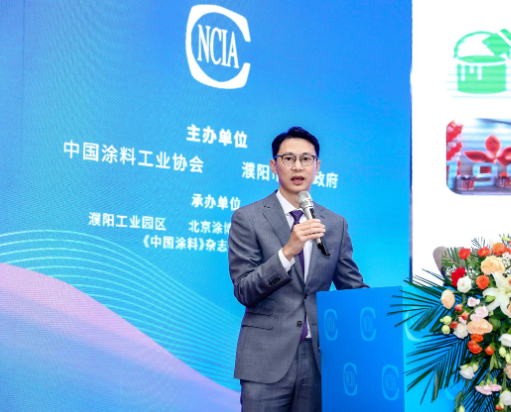 大會上，葉氏化工集團(tuán)的行政總裁葉鈞先生發(fā)表了題為“傳統(tǒng)產(chǎn)業(yè)的新機(jī)遇”的精彩演講。他首先回顧了葉氏化工集團(tuán)過去50年的發(fā)展歷程，該集團(tuán)專注于化工行業(yè)，如今已成為全球最大的醋酸酯類溶劑廠商、中國排名第一的油墨生產(chǎn)商、中國領(lǐng)先的涂料制造商和汽車潤滑油品牌之一。然而，葉氏化工集團(tuán)也積極應(yīng)對中國經(jīng)濟(jì)新階段的挑戰(zhàn)，采取了一系列措施，以謀求更大的發(fā)展突破。
