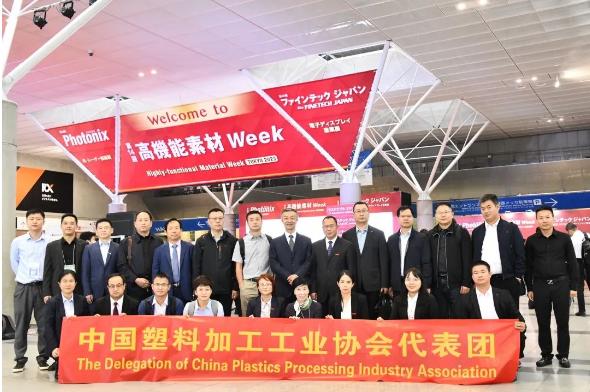在展會(huì)參觀之后，代表團(tuán)前往參觀了一些中國(guó)塑協(xié)會(huì)員企業(yè)的展位，詳細(xì)了解了他們的展品、參展成果以及企業(yè)的生產(chǎn)經(jīng)營(yíng)情況。同時(shí)，代表團(tuán)鼓勵(lì)這些企業(yè)積極參與國(guó)際展會(huì)，以拓展海外市場(chǎng)、擴(kuò)大產(chǎn)品應(yīng)用領(lǐng)域，通過(guò)交流與合作不斷提升競(jìng)爭(zhēng)力。