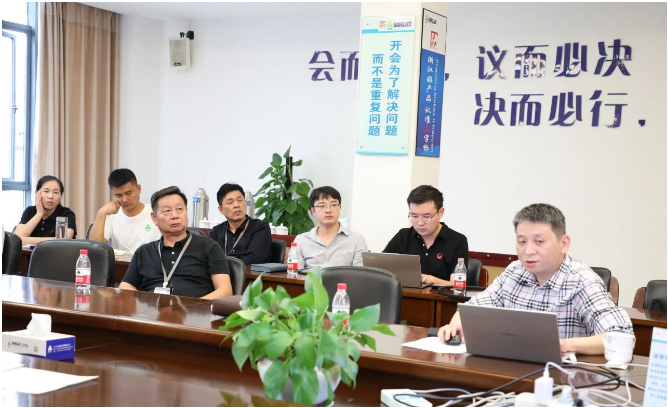 會議指出，必須繼續(xù)在基礎(chǔ)市場工作方面下功夫，維護客戶關(guān)系，積極參與市場，了解客戶需求，以卓越的服務(wù)推動銷售。同時，也強調(diào)了需要不斷構(gòu)建適應(yīng)自身特點的創(chuàng)新技術(shù)體系，增加核心工藝的研發(fā)力度，為客戶提供智能高效的三力士產(chǎn)品解決方案。