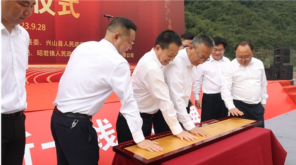 湖北以恒高新材料有限公司將積極追求數(shù)字化和智能化車間的建設(shè)，實現(xiàn)生產(chǎn)方式的現(xiàn)代化升級。數(shù)字化車間將能夠?qū)崟r監(jiān)控生產(chǎn)數(shù)據(jù)，進(jìn)行精準(zhǔn)分析和生產(chǎn)參數(shù)的優(yōu)化，從而提高生產(chǎn)效率和經(jīng)營效益。智能化車間則將實現(xiàn)自動化生產(chǎn)流程，以提高產(chǎn)品質(zhì)量。通過數(shù)字化和智能化車間的建設(shè)，以恒將跟隨時代的步伐，邁向更高效、更具競爭優(yōu)勢的生產(chǎn)模式，為公司創(chuàng)造更豐厚的收益。