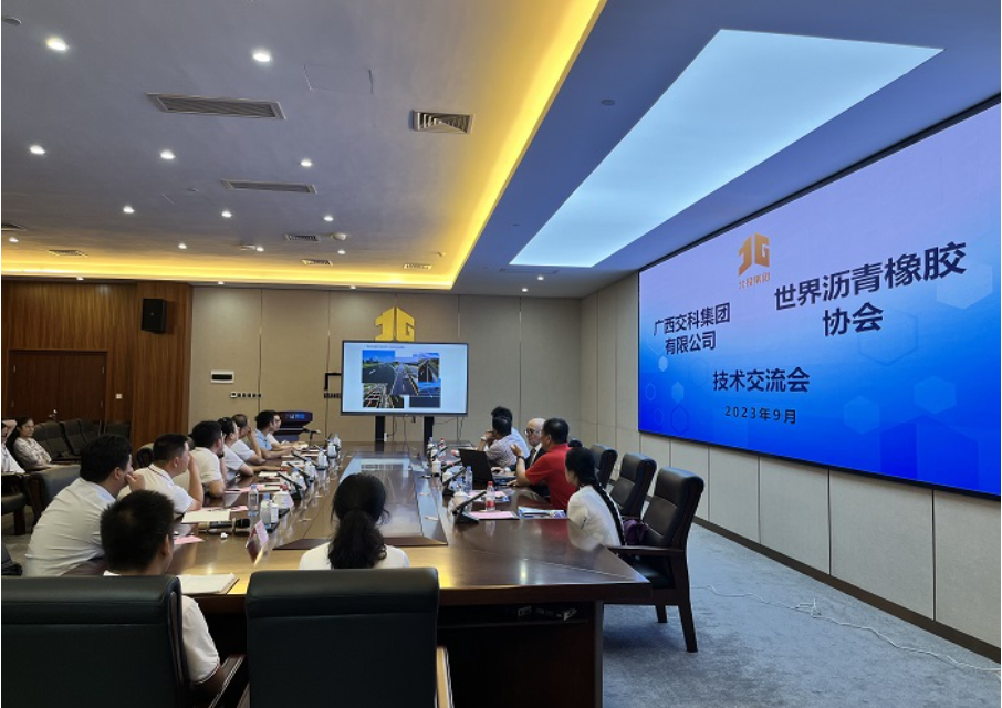 Jorge B.Sousa教授介紹了全球氣候變化對橡膠瀝青的推廣應用產(chǎn)生的影響，并強調橡膠瀝青是一種高性能、高性價比、高環(huán)保的綠色筑路材料，對實現(xiàn)綠色可持續(xù)交通建設起到重要作用。
