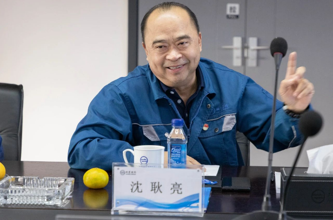 在座談會(huì)上，董事長(zhǎng)沈耿亮熱烈歡迎領(lǐng)導(dǎo)一行的到來(lái)，并對(duì)省、市領(lǐng)導(dǎo)一直以來(lái)的關(guān)心和支持表示感激。圍繞著"兩業(yè)融合"的主題，他詳細(xì)介紹了公司的生產(chǎn)經(jīng)營(yíng)情況、各項(xiàng)投資項(xiàng)目的建設(shè)進(jìn)展以及產(chǎn)業(yè)鏈的延伸發(fā)展規(guī)劃。沈董表示，政府對(duì)民營(yíng)經(jīng)濟(jì)的高度重視是企業(yè)穩(wěn)步發(fā)展的動(dòng)力。雙箭股份將繼續(xù)專注于主營(yíng)業(yè)務(wù)，在物料輸送領(lǐng)域不斷深耕，積極響應(yīng)省政府提出的"兩業(yè)融合"倡議，發(fā)揮龍頭企業(yè)的示范作用，緊抓發(fā)展機(jī)遇，提升市場(chǎng)競(jìng)爭(zhēng)力和行業(yè)影響力，積極推動(dòng)浙江民營(yíng)企業(yè)參與構(gòu)建新的發(fā)展格局。