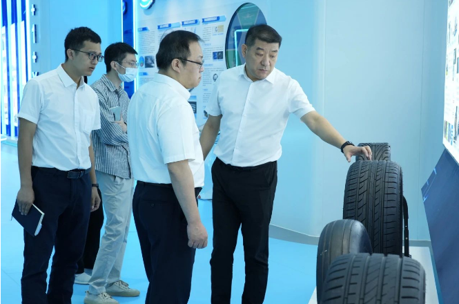 廣汽埃安新能源汽車股份有限公司副總經(jīng)理鄭純麒率領(lǐng)一支高層代表團(tuán)于10月12日上午前往黃埔輪胎進(jìn)行實(shí)地考察。黃埔輪胎總經(jīng)理王林龍親自接待了這次考察團(tuán)隊(duì)。