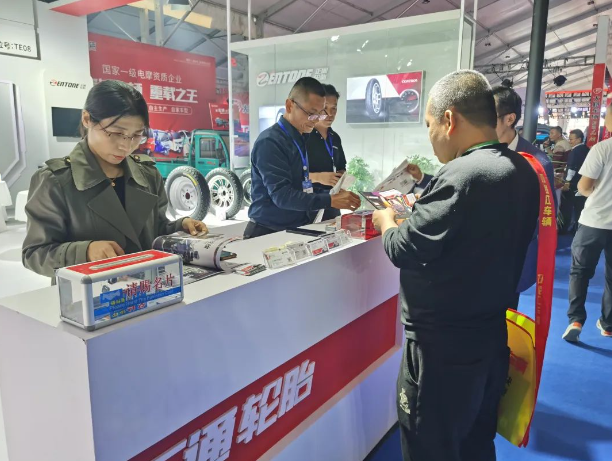 未來，正通輪胎表示將持續(xù)緊跟市場需求，迎合時代潮流，聚焦前瞻技術(shù)，致力于輪胎的研發(fā)和制造，以更高品質(zhì)的產(chǎn)品、更廣泛的渠道政策和更深度的終端互動，鞏固其在行業(yè)內(nèi)的地位，繼續(xù)引領(lǐng)輪胎產(chǎn)業(yè)的發(fā)展!