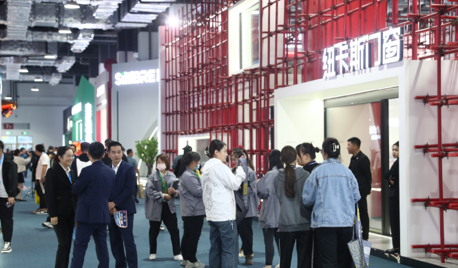 第一天，也就是10月12日，中國(guó)建博會(huì)(臨朐)以及中國(guó)(臨朐)家居門窗博覽會(huì)正式拉開(kāi)帷幕。協(xié)會(huì)代表團(tuán)應(yīng)邀參加了開(kāi)幕式，并親臨展會(huì)現(xiàn)場(chǎng)，積極參觀了各個(gè)展位。這次臨朐家居門窗博覽會(huì)集結(jié)了門窗產(chǎn)業(yè)鏈上、中、下游的700多家知名品牌企業(yè)，占地5.2萬(wàn)平方米，展示了包括系統(tǒng)門窗、全鋁家居等在內(nèi)的10多個(gè)門類產(chǎn)品。這一盛會(huì)可謂是對(duì)華東地區(qū)家居門窗行業(yè)全產(chǎn)業(yè)鏈產(chǎn)品布局的生動(dòng)展示，呈現(xiàn)出該地區(qū)門窗市場(chǎng)的繁榮和潛力。