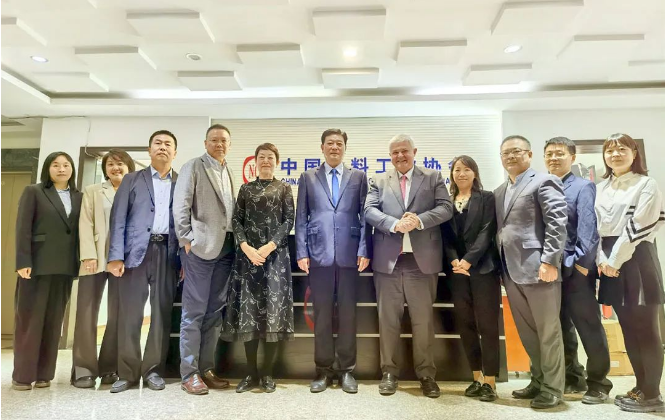 Miguel Mantas先生表示，中國市場對湛新公司至關(guān)重要，而湛新一直致力于綠色可持續(xù)發(fā)展。他希望通過與中國涂料工業(yè)協(xié)會的合作，能夠為湛新在中國市場的投資提供更多信心，促進雙方友誼和合作的深化，共同創(chuàng)造更美好的發(fā)展前景。