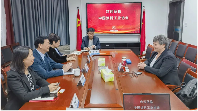 劉普軍會長強調(diào)，中國涂料工業(yè)協(xié)會與德國文森公司之間有多年的合作基礎(chǔ)，取得了卓有成效的成果。合作出版的《歐洲涂料雜志》(中文版)在行業(yè)內(nèi)反響良好，同時在低VOC涂料配方技術(shù)培訓和歐洲涂料學院培訓方面也取得了示范效應(yīng)。