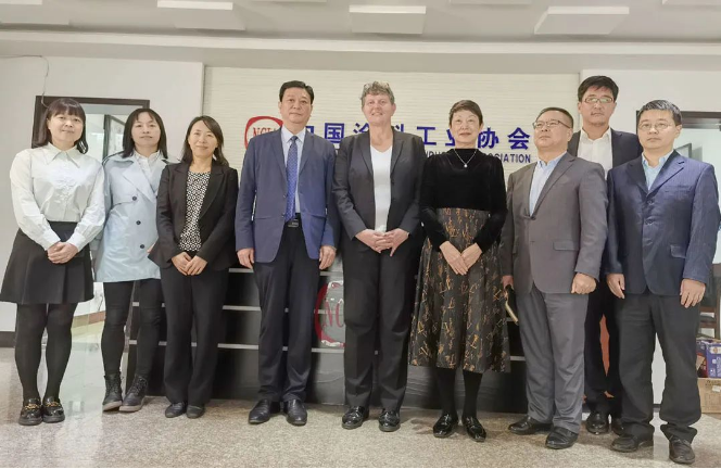 So<i></i>nja Schulte女士表示，她完全贊同劉普軍會長的看法，并表示文森公司對中國涂料行業(yè)懷有深厚的感情，希望與中國合作伙伴進一步深化合作，開展更多涉及中國涂料行業(yè)的業(yè)務(wù)。