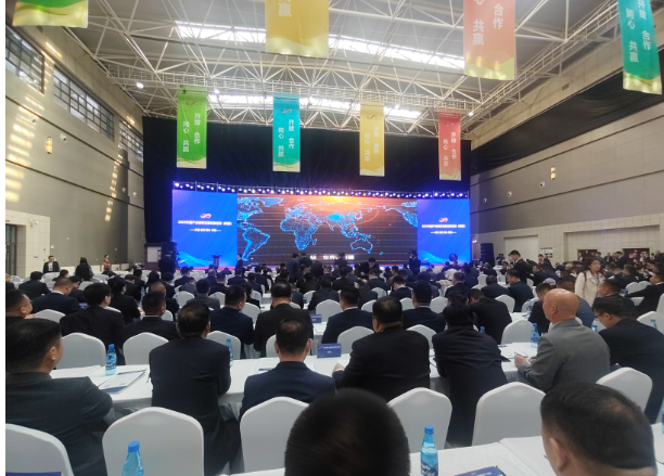 2023中國(guó)產(chǎn)業(yè)轉(zhuǎn)移發(fā)展對(duì)接活動(dòng)(新疆)在昌吉市盛大開(kāi)幕，這一活動(dòng)的主題為“開(kāi)放、合作、同心、共贏”。輪臺(tái)縣人民政府黨組成員、副縣長(zhǎng)嵇重峰帶領(lǐng)縣商工局、招商服務(wù)局中心及11家企業(yè)15人參加活動(dòng)，在會(huì)上，成功簽約了2個(gè)重要項(xiàng)目，合同金額高達(dá)30.5億元。