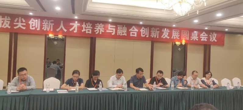 此外，論壇期間還召開了“拔尖創(chuàng)新人才培養(yǎng)與融合創(chuàng)新發(fā)展圓桌會議”，孫洪廣黨委書記主持了會議。與會代表，包括橡膠教研室的老師、知名企業(yè)家以及技術(shù)骨干等30余人，共同討論了學(xué)校卓越工程師培養(yǎng)模式、新型人才培養(yǎng)方案修訂、實(shí)訓(xùn)基地建設(shè)等議題。通過激烈的討論，會議形成了10余條有益的建議。孫洪廣總結(jié)表示，學(xué)校和企業(yè)將繼續(xù)發(fā)揮各自的優(yōu)勢，拓寬合作領(lǐng)域，未來在學(xué)科建設(shè)、教育培訓(xùn)和科研合作等方面深化合作，為橡膠行業(yè)的高質(zhì)量發(fā)展提供有力的支持。