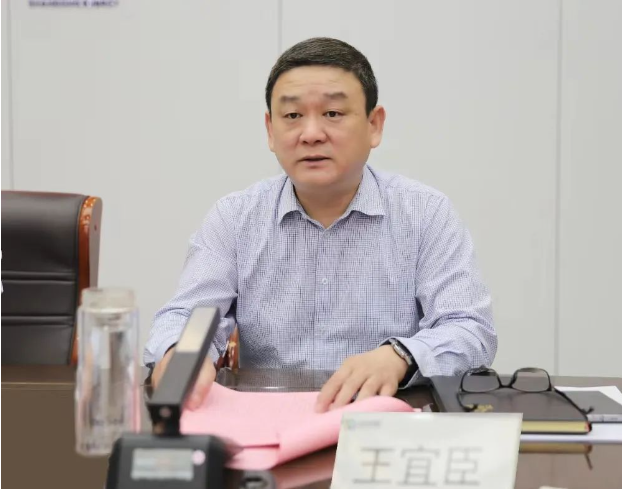 棗礦橡膠公司黨委書記王宜臣主持了會議，并就貫徹會議精神提出了要求。他強調(diào)了在安全、環(huán)保、信訪工作上要下更大的功夫，同時在攻堅沖刺方面要采取迅速行動。此外，他強調(diào)了拓展升級的重要性，以促進橡膠產(chǎn)業(yè)的持續(xù)發(fā)展。