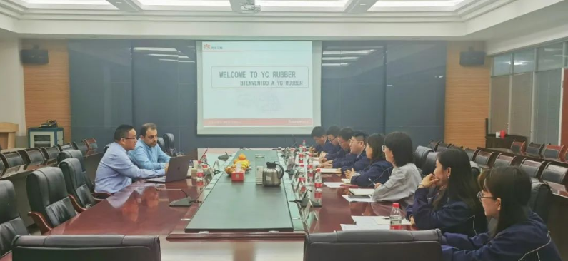 南美地區(qū)的商務(wù)代表蒞臨延長橡膠公司進行考察與交流。延長橡膠總經(jīng)理張航偉、海外銷售部經(jīng)理李丹等相關(guān)人員，接待來訪人員。