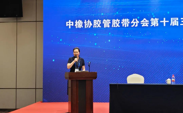 10月18日的論壇上，19名專家、學(xué)者、企業(yè)家從近些年中國經(jīng)濟(jì)發(fā)展的趨勢，膠管膠帶發(fā)展變化，數(shù)字化的改革，技術(shù)的變革等進(jìn)行了交流。三力士股份有限公司董事長吳瓊瑛主持了此次會議，并就“三力士數(shù)智化發(fā)展之路”作了專題報告，詳細(xì)介紹了公司在數(shù)字化建設(shè)方面的取得的成就和發(fā)展方向。