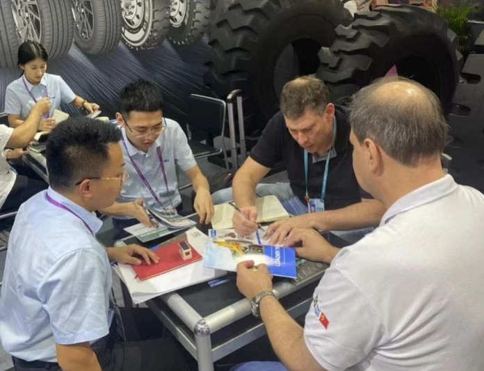 在廣交會(huì)展期內(nèi)，棗礦橡膠的銷售團(tuán)隊(duì)接待了約200名新老客戶，涵蓋了大約50個(gè)國家和地區(qū)。這些客戶對(duì)公司提供的全品類產(chǎn)品品質(zhì)給予了高度評(píng)價(jià)，對(duì)其表現(xiàn)出極大的滿意度。